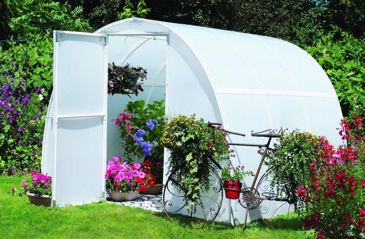 The Solexx Early Bloomer Greenhouse Kit features twin-wall polyethylene panels for superior insulation, a compact yet spacious design, and a strong composite frame, making it perfect for small-space gardening and year-round plant protection.